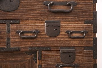 和製アンティーク　上手物!味わい深い木肌と黒い金具が貫録を感じさせる総桐帳場箪笥(時代箪笥、収納箪笥、引き出し)(R-051226)