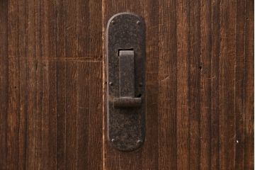 和製アンティーク　上手物!味わい深い木肌と黒い金具が貫録を感じさせる総桐帳場箪笥(時代箪笥、収納箪笥、引き出し)(R-051226)