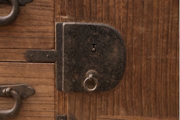 和製アンティーク　上手物!味わい深い木肌と黒い金具が貫録を感じさせる総桐帳場箪笥(時代箪笥、収納箪笥、引き出し)(R-051226)