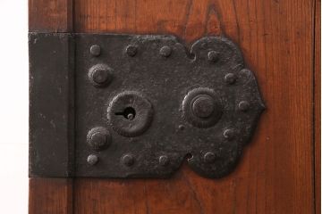 アンティーク建具　明治期　総ケヤキ材　漆塗り　和の情緒あふれる蔵戸(玄関戸、玄関ドア、引き戸)(R-051228)