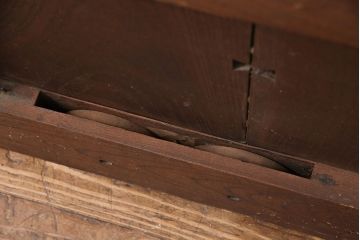 アンティーク建具　明治期　総ケヤキ材　漆塗り　和の情緒あふれる蔵戸(玄関戸、玄関ドア、引き戸)(R-051228)