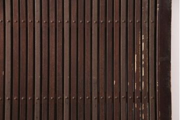 アンティーク建具　明治大正期　総ケヤキ材　腰板の金具が重厚感を高める富山蔵戸(玄関戸、玄関ドア、引き戸)(R-051229)