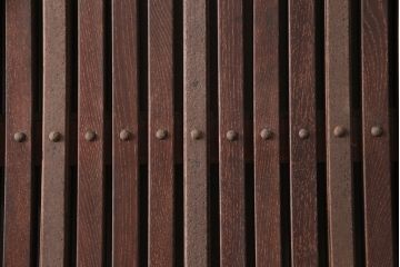 アンティーク建具　明治大正期　総ケヤキ材　腰板の金具が重厚感を高める富山蔵戸(玄関戸、玄関ドア、引き戸)(R-051229)