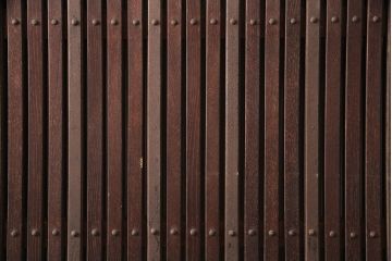 アンティーク建具　明治大正期　総ケヤキ材　腰板の金具が重厚感を高める富山蔵戸(玄関戸、玄関ドア、引き戸)(R-051229)