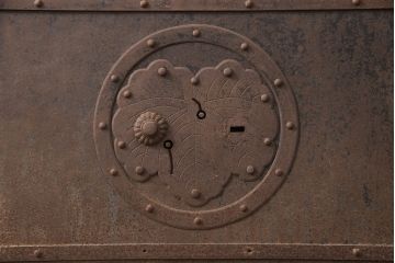 アンティーク建具　明治大正期　総ケヤキ材　腰板の金具が重厚感を高める富山蔵戸(玄関戸、玄関ドア、引き戸)(R-051229)