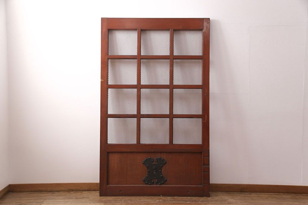 アンティーク建具　明治大正期　ヒノキ材　腰板ケヤキ材　亀甲金網付き　和の貫録を感じさせる格子蔵戸(きつね格子、狐格子、玄関戸、玄関ドア、引き戸、格子戸、マス目、升目)(R-051230)