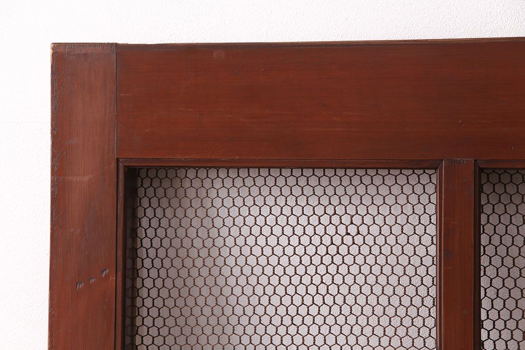 アンティーク建具　明治大正期　ヒノキ材　腰板ケヤキ材　亀甲金網付き　和の貫録を感じさせる格子蔵戸(きつね格子、狐格子、玄関戸、玄関ドア、引き戸、格子戸、マス目、升目)(R-051230)