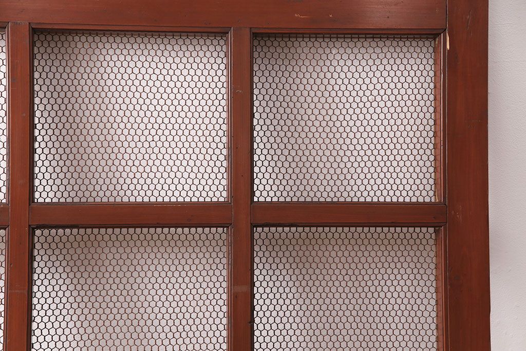 アンティーク建具　明治大正期　ヒノキ材　腰板ケヤキ材　亀甲金網付き　和の貫録を感じさせる格子蔵戸(きつね格子、狐格子、玄関戸、玄関ドア、引き戸、格子戸、マス目、升目)(R-051230)