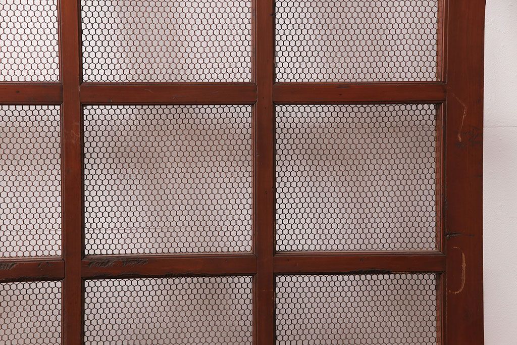 アンティーク建具　明治大正期　ヒノキ材　腰板ケヤキ材　亀甲金網付き　和の貫録を感じさせる格子蔵戸(きつね格子、狐格子、玄関戸、玄関ドア、引き戸、格子戸、マス目、升目)(R-051230)