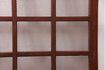 アンティーク建具　明治大正期　ヒノキ材　腰板ケヤキ材　亀甲金網付き　和の貫録を感じさせる格子蔵戸(きつね格子、狐格子、玄関戸、玄関ドア、引き戸、格子戸、マス目、升目)(R-051230)