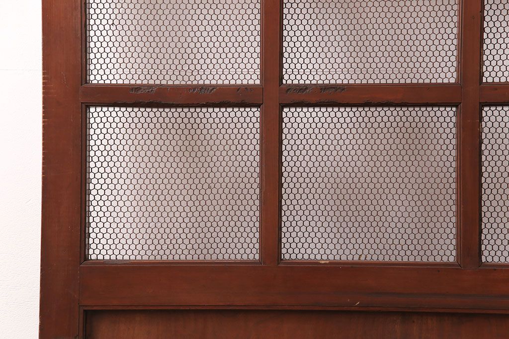 アンティーク建具　明治大正期　ヒノキ材　腰板ケヤキ材　亀甲金網付き　和の貫録を感じさせる格子蔵戸(きつね格子、狐格子、玄関戸、玄関ドア、引き戸、格子戸、マス目、升目)(R-051230)
