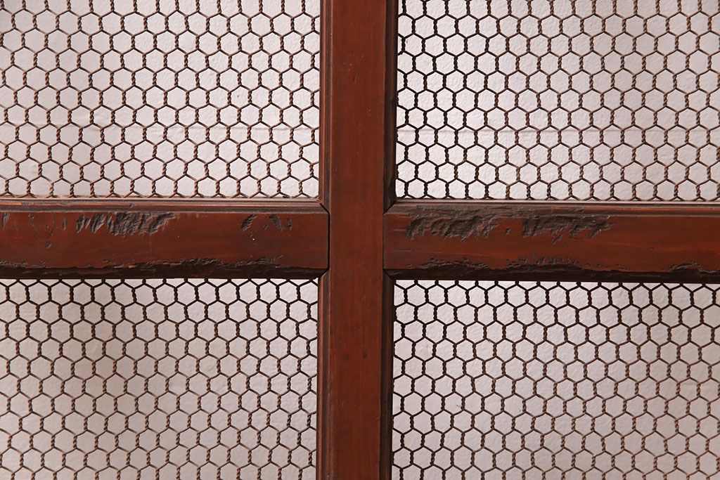 アンティーク建具　明治大正期　ヒノキ材　腰板ケヤキ材　亀甲金網付き　和の貫録を感じさせる格子蔵戸(きつね格子、狐格子、玄関戸、玄関ドア、引き戸、格子戸、マス目、升目)(R-051230)