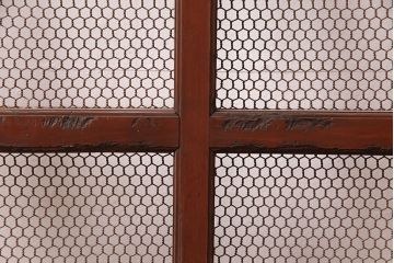 アンティーク建具　明治大正期　ヒノキ材　腰板ケヤキ材　亀甲金網付き　和の貫録を感じさせる格子蔵戸(きつね格子、狐格子、玄関戸、玄関ドア、引き戸、格子戸、マス目、升目)(R-051230)