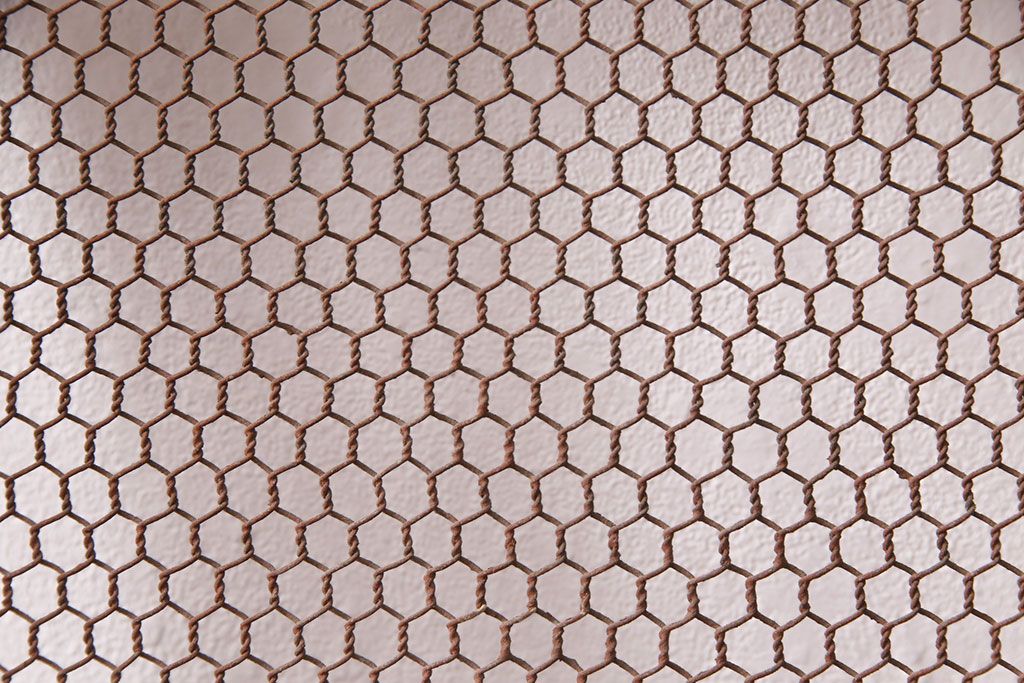 アンティーク建具　明治大正期　ヒノキ材　腰板ケヤキ材　亀甲金網付き　和の貫録を感じさせる格子蔵戸(きつね格子、狐格子、玄関戸、玄関ドア、引き戸、格子戸、マス目、升目)(R-051230)