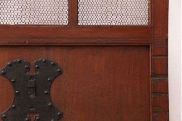 アンティーク建具　明治大正期　ヒノキ材　腰板ケヤキ材　亀甲金網付き　和の貫録を感じさせる格子蔵戸(きつね格子、狐格子、玄関戸、玄関ドア、引き戸、格子戸、マス目、升目)(R-051230)