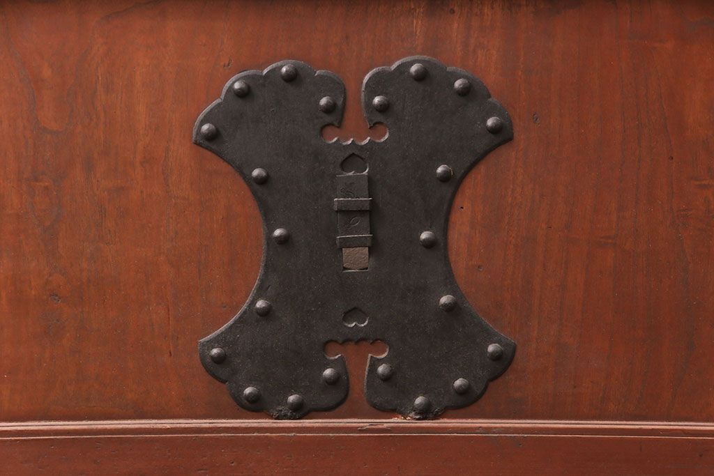 アンティーク建具　明治大正期　ヒノキ材　腰板ケヤキ材　亀甲金網付き　和の貫録を感じさせる格子蔵戸(きつね格子、狐格子、玄関戸、玄関ドア、引き戸、格子戸、マス目、升目)(R-051230)