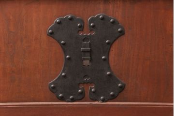 アンティーク建具　明治大正期　ヒノキ材　腰板ケヤキ材　亀甲金網付き　和の貫録を感じさせる格子蔵戸(きつね格子、狐格子、玄関戸、玄関ドア、引き戸、格子戸、マス目、升目)(R-051230)