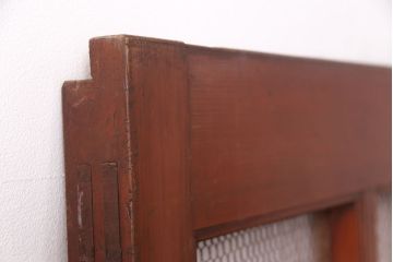 アンティーク建具　明治大正期　ヒノキ材　腰板ケヤキ材　亀甲金網付き　和の貫録を感じさせる格子蔵戸(きつね格子、狐格子、玄関戸、玄関ドア、引き戸、格子戸、マス目、升目)(R-051230)