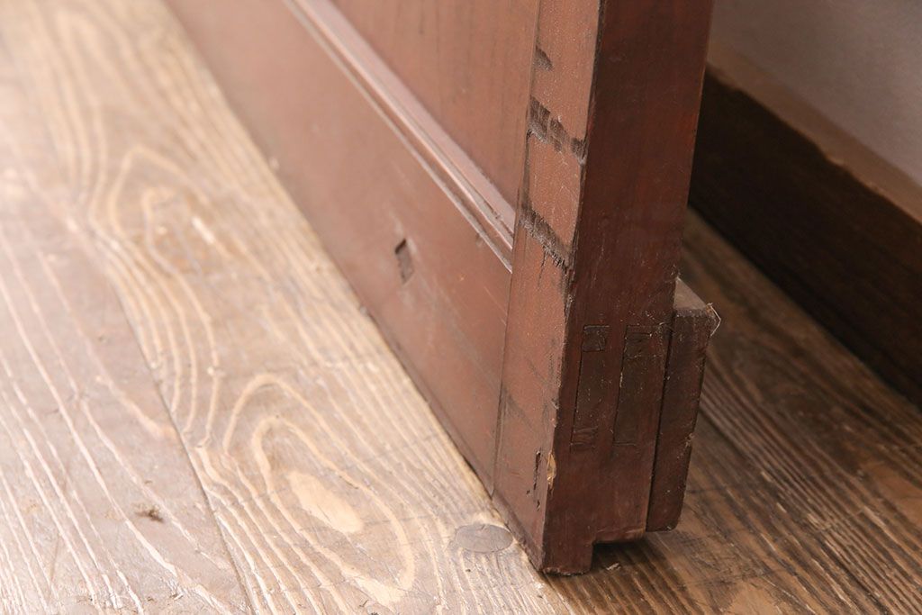 アンティーク建具　明治大正期　ヒノキ材　腰板ケヤキ材　亀甲金網付き　和の貫録を感じさせる格子蔵戸(きつね格子、狐格子、玄関戸、玄関ドア、引き戸、格子戸、マス目、升目)(R-051230)