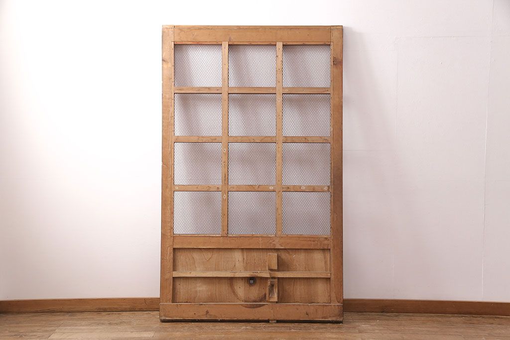 アンティーク建具　明治大正期　ヒノキ材　腰板ケヤキ材　亀甲金網付き　和の貫録を感じさせる格子蔵戸(きつね格子、狐格子、玄関戸、玄関ドア、引き戸、格子戸、マス目、升目)(R-051230)