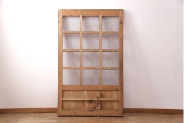 アンティーク建具　明治大正期　ヒノキ材　腰板ケヤキ材　亀甲金網付き　和の貫録を感じさせる格子蔵戸(きつね格子、狐格子、玄関戸、玄関ドア、引き戸、格子戸、マス目、升目)(R-051230)