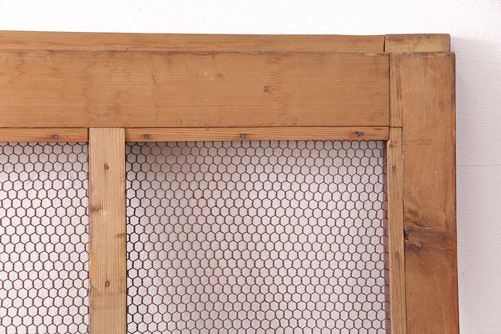 アンティーク建具　明治大正期　ヒノキ材　腰板ケヤキ材　亀甲金網付き　和の貫録を感じさせる格子蔵戸(きつね格子、狐格子、玄関戸、玄関ドア、引き戸、格子戸、マス目、升目)(R-051230)