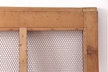 アンティーク建具　明治大正期　ヒノキ材　腰板ケヤキ材　亀甲金網付き　和の貫録を感じさせる格子蔵戸(きつね格子、狐格子、玄関戸、玄関ドア、引き戸、格子戸、マス目、升目)(R-051230)