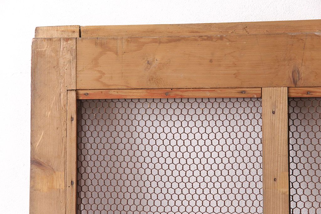 アンティーク建具　明治大正期　ヒノキ材　腰板ケヤキ材　亀甲金網付き　和の貫録を感じさせる格子蔵戸(きつね格子、狐格子、玄関戸、玄関ドア、引き戸、格子戸、マス目、升目)(R-051230)