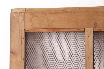 アンティーク建具　明治大正期　ヒノキ材　腰板ケヤキ材　亀甲金網付き　和の貫録を感じさせる格子蔵戸(きつね格子、狐格子、玄関戸、玄関ドア、引き戸、格子戸、マス目、升目)(R-051230)