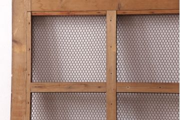 アンティーク建具　明治大正期　ヒノキ材　腰板ケヤキ材　亀甲金網付き　和の貫録を感じさせる格子蔵戸(きつね格子、狐格子、玄関戸、玄関ドア、引き戸、格子戸、マス目、升目)(R-051230)