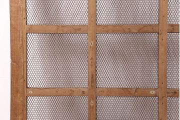 アンティーク建具　明治大正期　ヒノキ材　腰板ケヤキ材　亀甲金網付き　和の貫録を感じさせる格子蔵戸(きつね格子、狐格子、玄関戸、玄関ドア、引き戸、格子戸、マス目、升目)(R-051230)