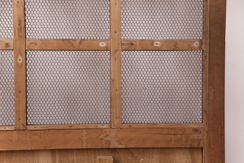 アンティーク建具　明治大正期　ヒノキ材　腰板ケヤキ材　亀甲金網付き　和の貫録を感じさせる格子蔵戸(きつね格子、狐格子、玄関戸、玄関ドア、引き戸、格子戸、マス目、升目)(R-051230)