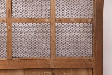 アンティーク建具　明治大正期　ヒノキ材　腰板ケヤキ材　亀甲金網付き　和の貫録を感じさせる格子蔵戸(きつね格子、狐格子、玄関戸、玄関ドア、引き戸、格子戸、マス目、升目)(R-051230)