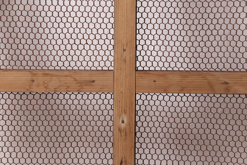 アンティーク建具　明治大正期　ヒノキ材　腰板ケヤキ材　亀甲金網付き　和の貫録を感じさせる格子蔵戸(きつね格子、狐格子、玄関戸、玄関ドア、引き戸、格子戸、マス目、升目)(R-051230)