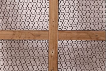 アンティーク建具　明治大正期　ヒノキ材　腰板ケヤキ材　亀甲金網付き　和の貫録を感じさせる格子蔵戸(きつね格子、狐格子、玄関戸、玄関ドア、引き戸、格子戸、マス目、升目)(R-051230)