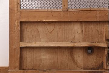 アンティーク建具　明治大正期　ヒノキ材　腰板ケヤキ材　亀甲金網付き　和の貫録を感じさせる格子蔵戸(きつね格子、狐格子、玄関戸、玄関ドア、引き戸、格子戸、マス目、升目)(R-051230)