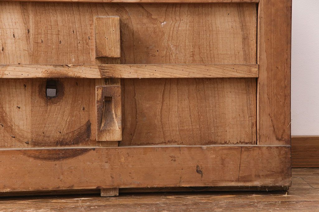 アンティーク建具　明治大正期　ヒノキ材　腰板ケヤキ材　亀甲金網付き　和の貫録を感じさせる格子蔵戸(きつね格子、狐格子、玄関戸、玄関ドア、引き戸、格子戸、マス目、升目)(R-051230)