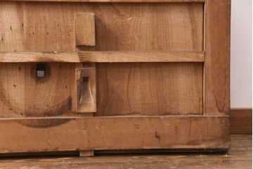 アンティーク建具　明治大正期　ヒノキ材　腰板ケヤキ材　亀甲金網付き　和の貫録を感じさせる格子蔵戸(きつね格子、狐格子、玄関戸、玄関ドア、引き戸、格子戸、マス目、升目)(R-051230)