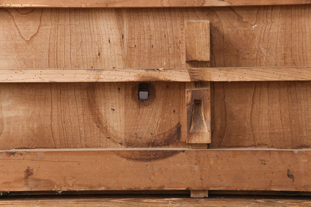 アンティーク建具　明治大正期　ヒノキ材　腰板ケヤキ材　亀甲金網付き　和の貫録を感じさせる格子蔵戸(きつね格子、狐格子、玄関戸、玄関ドア、引き戸、格子戸、マス目、升目)(R-051230)