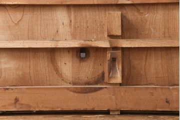 アンティーク建具　明治大正期　ヒノキ材　腰板ケヤキ材　亀甲金網付き　和の貫録を感じさせる格子蔵戸(きつね格子、狐格子、玄関戸、玄関ドア、引き戸、格子戸、マス目、升目)(R-051230)