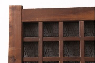 アンティーク建具　明治大正期　ヒノキ材　腰板ケヤキ材　亀甲金網付き　木の温もりを感じられる格子蔵戸(玄関戸、玄関ドア、引き戸)(R-051232)