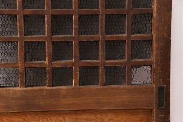 アンティーク建具　明治大正期　ヒノキ材　腰板ケヤキ材　亀甲金網付き　木の温もりを感じられる格子蔵戸(玄関戸、玄関ドア、引き戸)(R-051232)