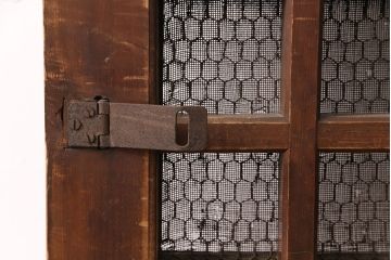 アンティーク建具　明治大正期　ヒノキ材　腰板ケヤキ材　亀甲金網付き　木の温もりを感じられる格子蔵戸(玄関戸、玄関ドア、引き戸)(R-051232)