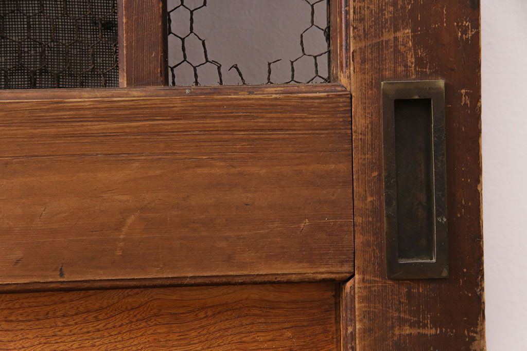 アンティーク建具　明治大正期　ヒノキ材　腰板ケヤキ材　亀甲金網付き　木の温もりを感じられる格子蔵戸(玄関戸、玄関ドア、引き戸)(R-051232)