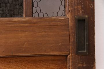 アンティーク建具　明治大正期　ヒノキ材　腰板ケヤキ材　亀甲金網付き　木の温もりを感じられる格子蔵戸(玄関戸、玄関ドア、引き戸)(R-051232)
