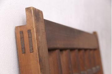 アンティーク建具　明治大正期　ヒノキ材　腰板ケヤキ材　亀甲金網付き　木の温もりを感じられる格子蔵戸(玄関戸、玄関ドア、引き戸)(R-051232)