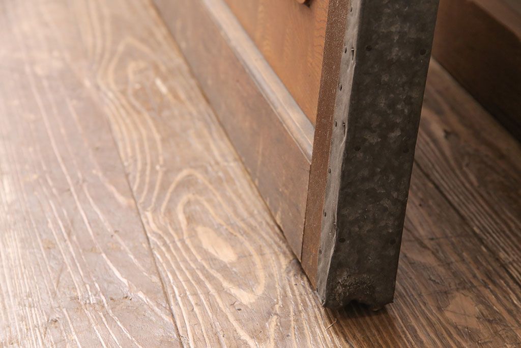 アンティーク建具　明治大正期　ヒノキ材　腰板ケヤキ材　亀甲金網付き　木の温もりを感じられる格子蔵戸(玄関戸、玄関ドア、引き戸)(R-051232)