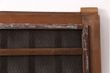 アンティーク建具　明治大正期　ヒノキ材　腰板ケヤキ材　亀甲金網付き　木の温もりを感じられる格子蔵戸(玄関戸、玄関ドア、引き戸)(R-051232)