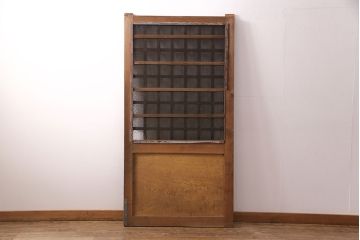 アンティーク建具　明治大正期　ヒノキ材　腰板ケヤキ材　亀甲金網付き　木の温もりを感じられる格子蔵戸(玄関戸、玄関ドア、引き戸)(R-051232)
