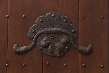 アンティーク建具　明治大正期　栗材　和の情緒あふれる蔵戸(玄関戸、玄関ドア、引き戸)(R-051233)